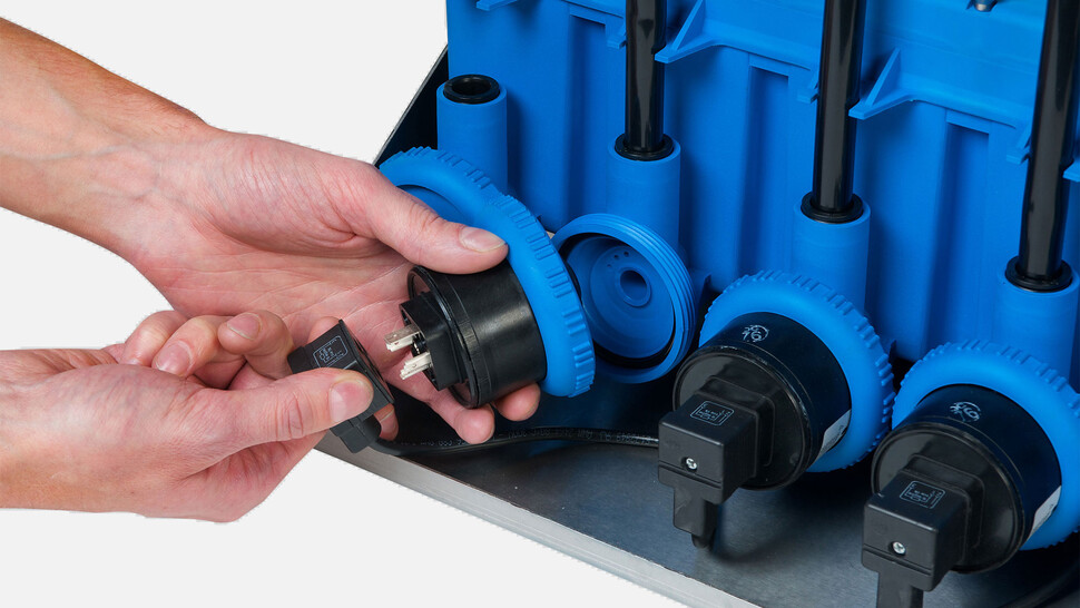 Low energy evaporative humidifier pumps