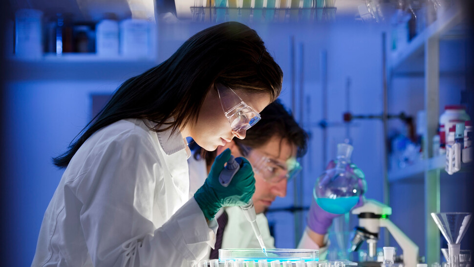 Humidity control in laboratories and cleanrooms